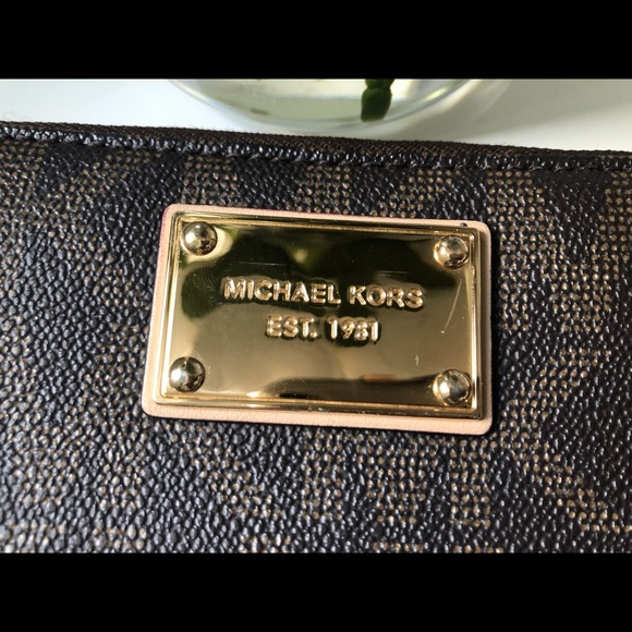 Michael Kors signature wristlet wallet - Picture 3 of 4